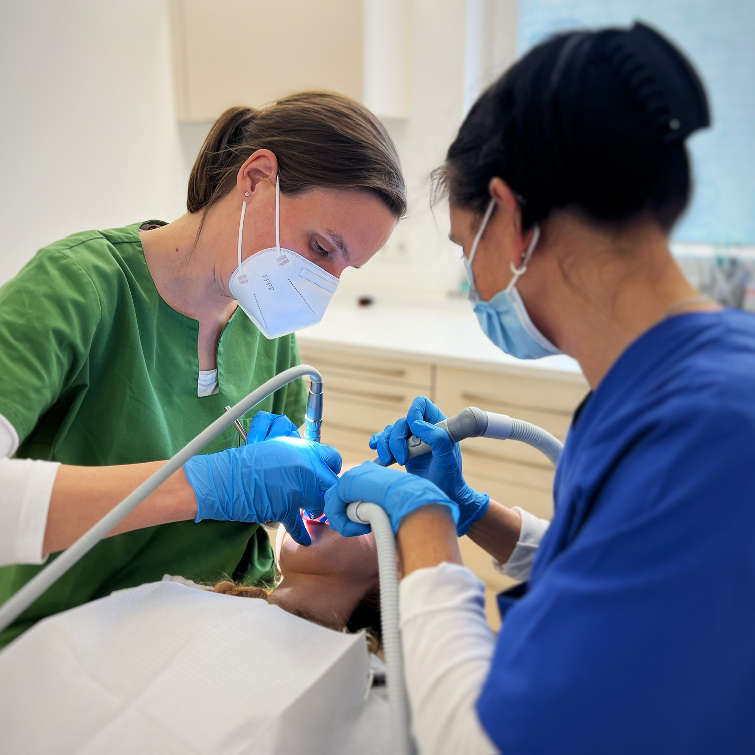 Zahnärztin Marlene Tonhäuser mit einer zahnmedizinischen Fachangestellten bei einer Füllungstherapie